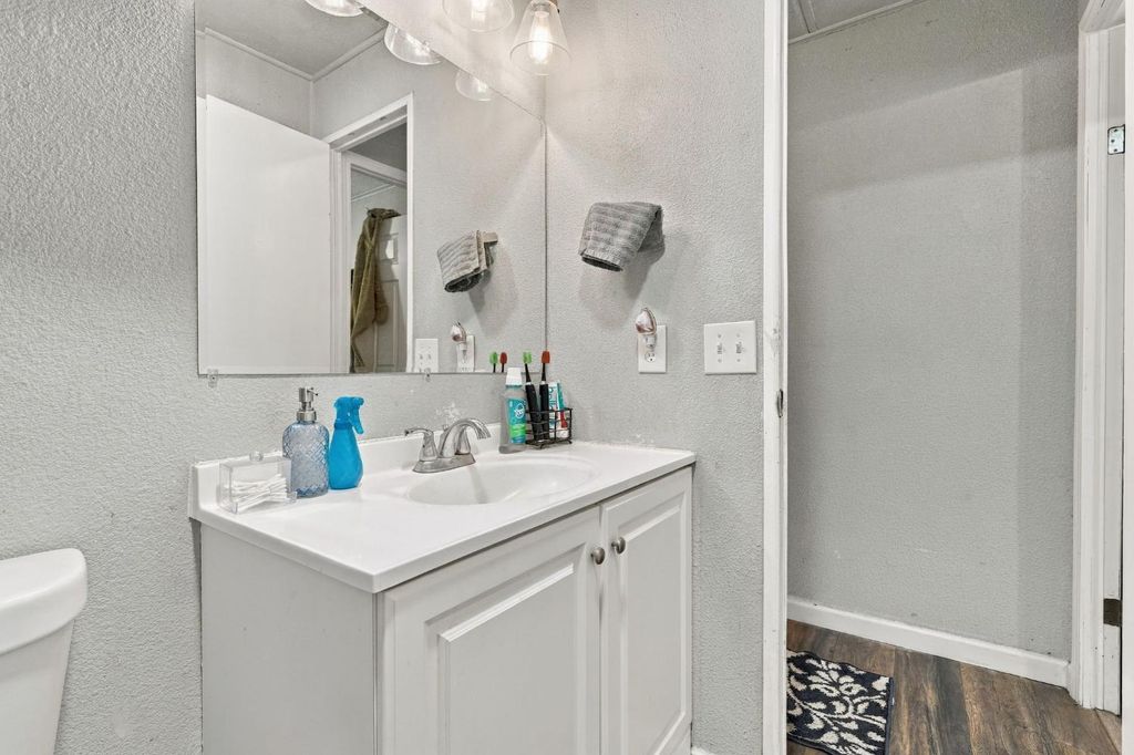 Image 33 of property listing at 38152 Ruth Hill Road, Yokuts Valley, CA 93675