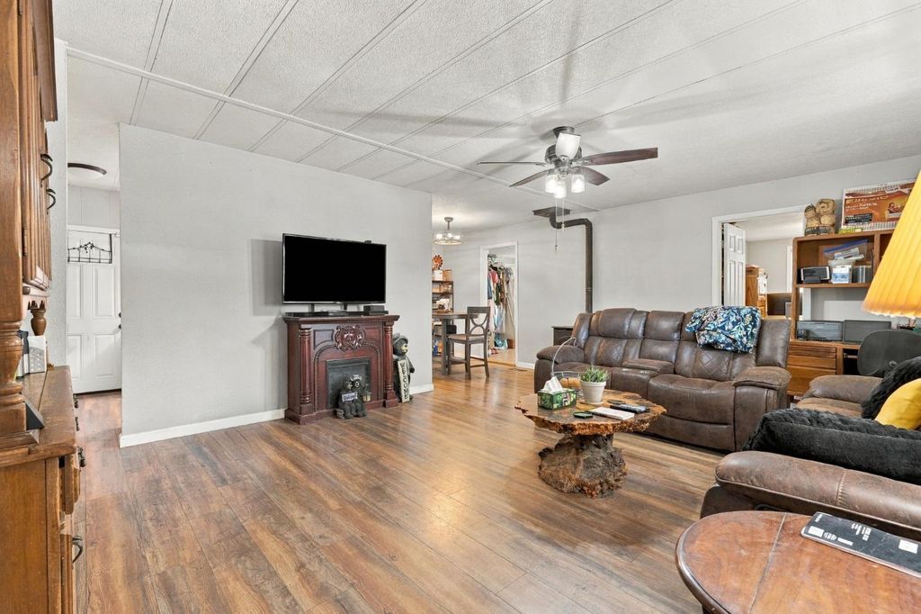 Image 4 of property listing at 38152 Ruth Hill Road, Yokuts Valley, CA 93675