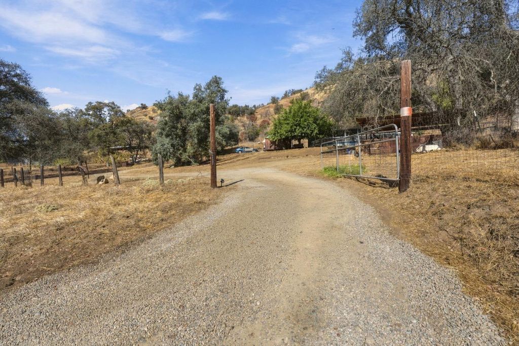Image 7 of property listing at 38152 Ruth Hill Road, Yokuts Valley, CA 93675