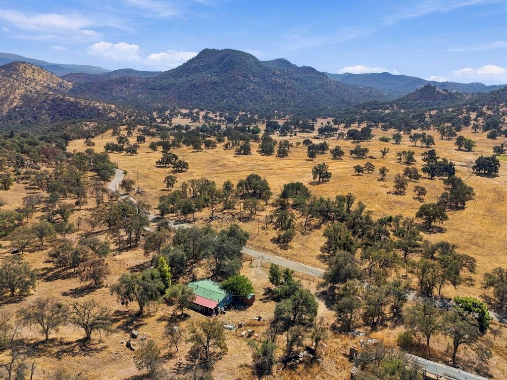Image 8 of property listing at 38152 Ruth Hill Road, Yokuts Valley, CA 93675