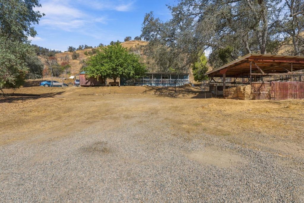 Image 9 of property listing at 38152 Ruth Hill Road, Yokuts Valley, CA 93675