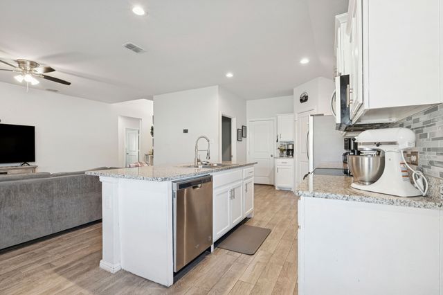 421 Houndstooth Drive, Fort Worth, TX 76131