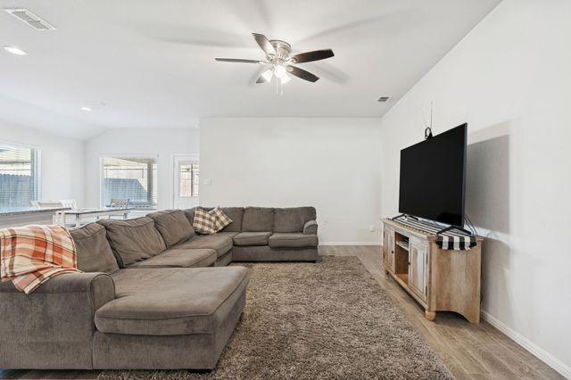 421 Houndstooth Drive, Fort Worth, TX 76131