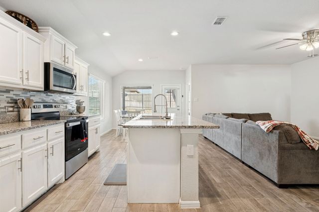 421 Houndstooth Drive, Fort Worth, TX 76131