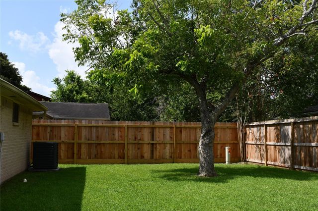 16818 Dutch Ridge Drive, Sugar Land, TX 77498
