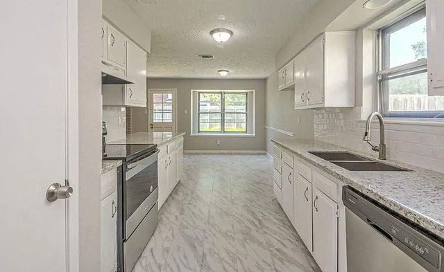 16818 Dutch Ridge Drive, Sugar Land, TX 77498
