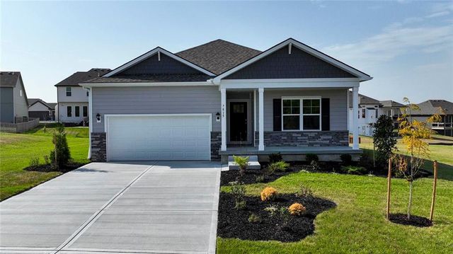 304 Lake Meadows Drive, Smithville, MO 64089