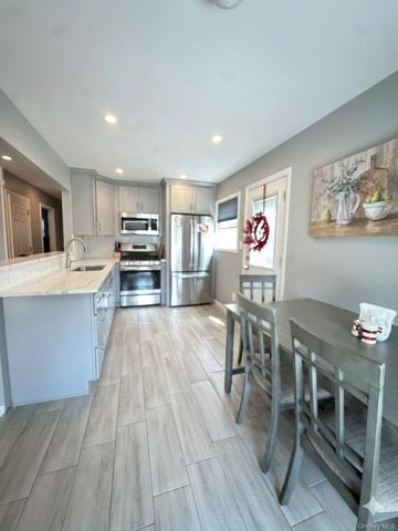 82 E Hollywood Avenue, Lindenhurst, NY 11757