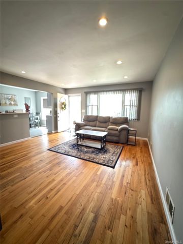 82 E Hollywood Avenue, Lindenhurst, NY 11757