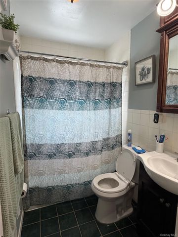 82 E Hollywood Avenue, Lindenhurst, NY 11757