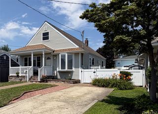 82 E Hollywood Avenue, Lindenhurst, NY 11757