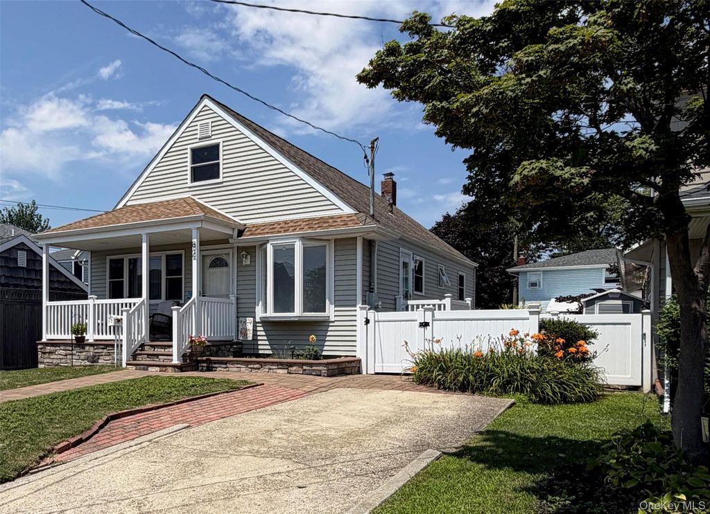 82 E Hollywood Avenue, Lindenhurst, NY 11757