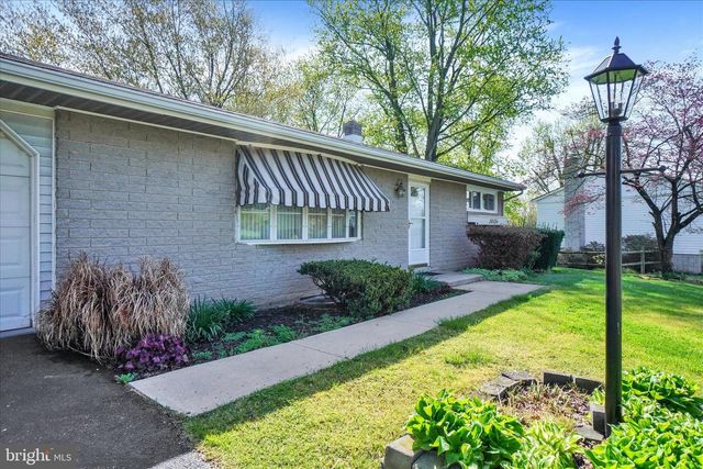 2833 ANITA DR, Dover, PA 17315