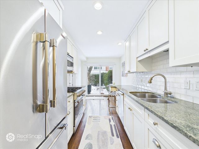 339 Greenleaf Avenue D, Wilmette, IL 60091