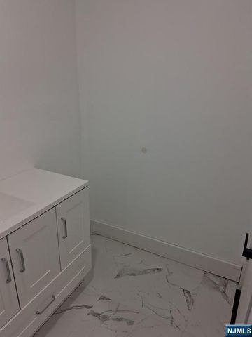 715 17th Street, Newark, NJ 07103