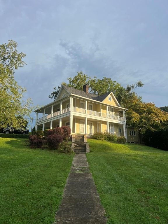 190 Mckinney Street, Blue Ridge, GA 30513