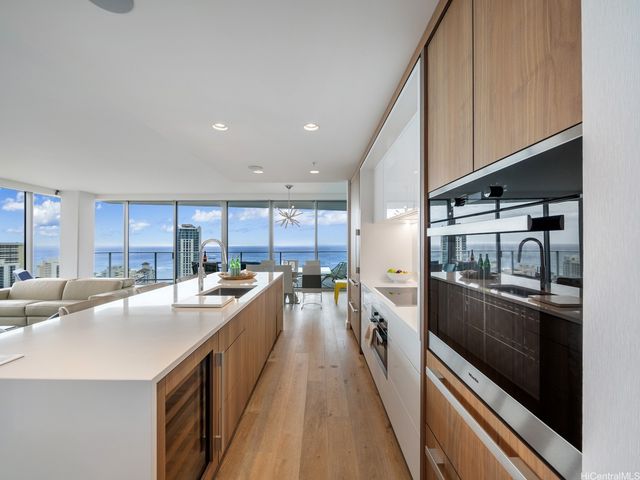 383 Kalaimoku Street 3307, Honolulu, HI 96815