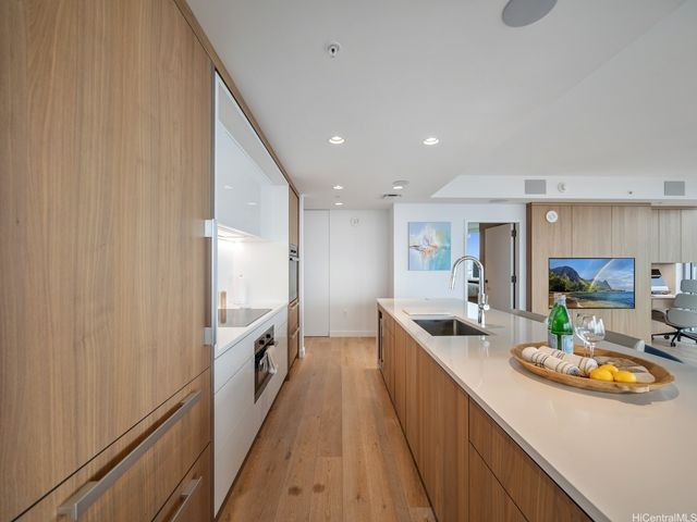 383 Kalaimoku Street 3307, Honolulu, HI 96815