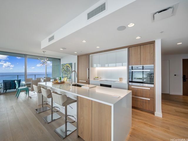 383 Kalaimoku Street 3307, Honolulu, HI 96815