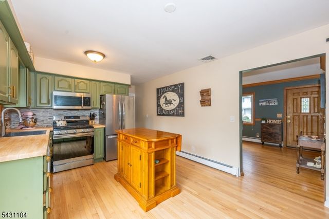 6 Madoc Trl, Jefferson Twp., NJ 07438