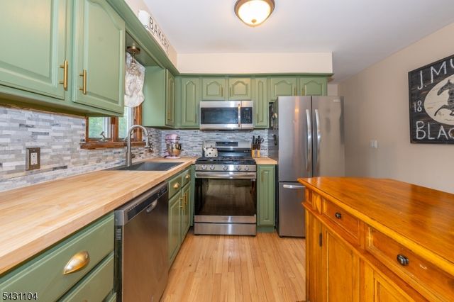 6 Madoc Trl, Jefferson Twp., NJ 07438