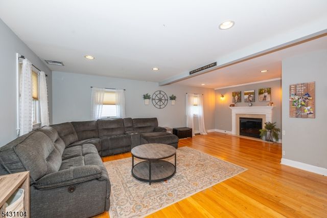 6 Madoc Trl, Jefferson Twp., NJ 07438