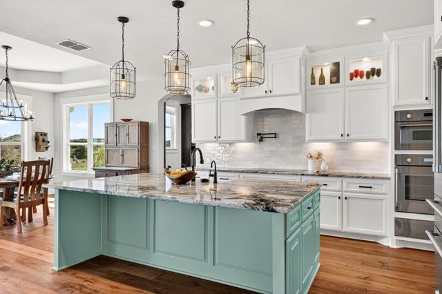 743 Vista Ridge DR, Round Mountain, TX 78663