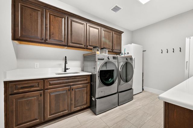 743 Vista Ridge DR, Round Mountain, TX 78663