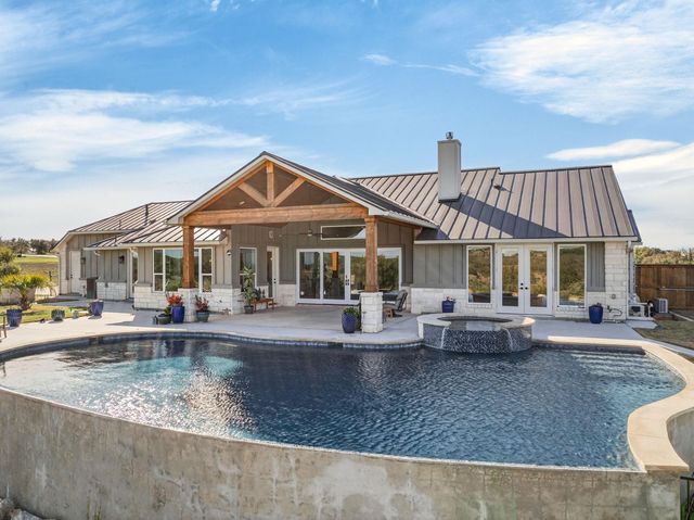 743 Vista Ridge DR, Round Mountain, TX 78663