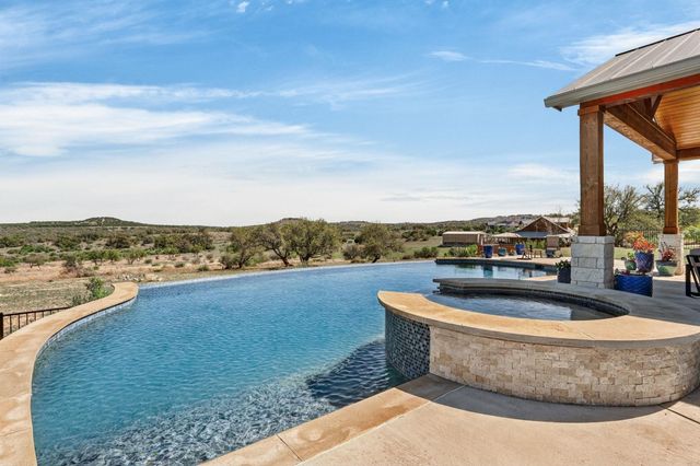 743 Vista Ridge DR, Round Mountain, TX 78663