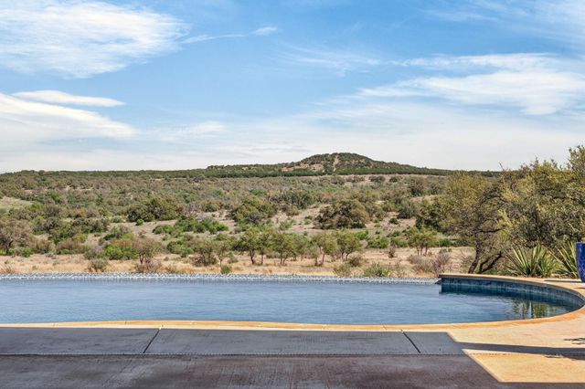 743 Vista Ridge DR, Round Mountain, TX 78663