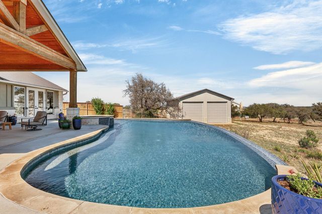 743 Vista Ridge DR, Round Mountain, TX 78663