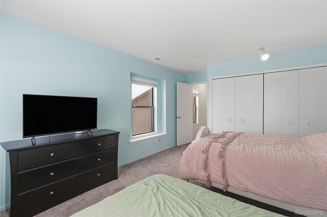 6700 Ridgefield Circle 201, West Bloomfield Charter Township, MI 48322