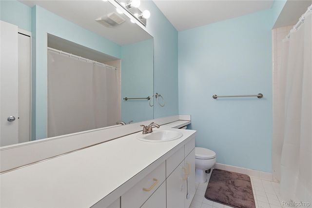 6700 Ridgefield Circle 201, West Bloomfield Charter Township, MI 48322