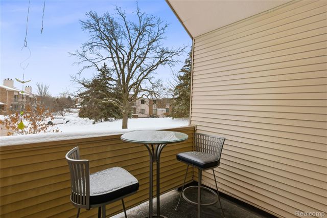 6700 Ridgefield Circle 201, West Bloomfield Charter Township, MI 48322