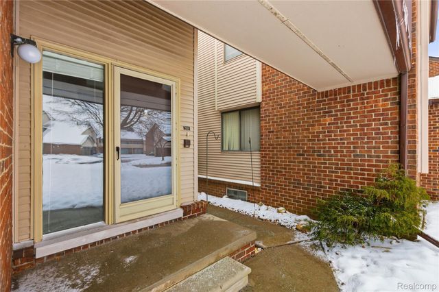 6700 Ridgefield Circle 201, West Bloomfield Charter Township, MI 48322
