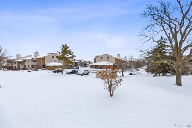 6700 Ridgefield Circle 201, West Bloomfield Charter Township, MI 48322