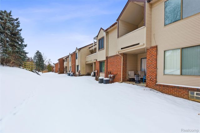 6700 Ridgefield Circle 201, West Bloomfield Charter Township, MI 48322