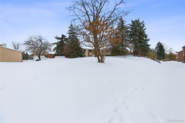 6700 Ridgefield Circle 201, West Bloomfield Charter Township, MI 48322