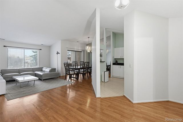 6700 Ridgefield Circle 201, West Bloomfield Charter Township, MI 48322