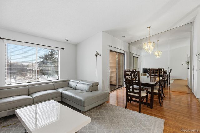 6700 Ridgefield Circle 201, West Bloomfield Charter Township, MI 48322