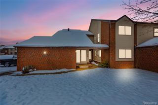 6700 Ridgefield Circle 201, West Bloomfield Charter Township, MI 48322