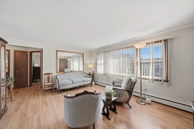 4859 W Byron Street 301W, Chicago, IL 60641