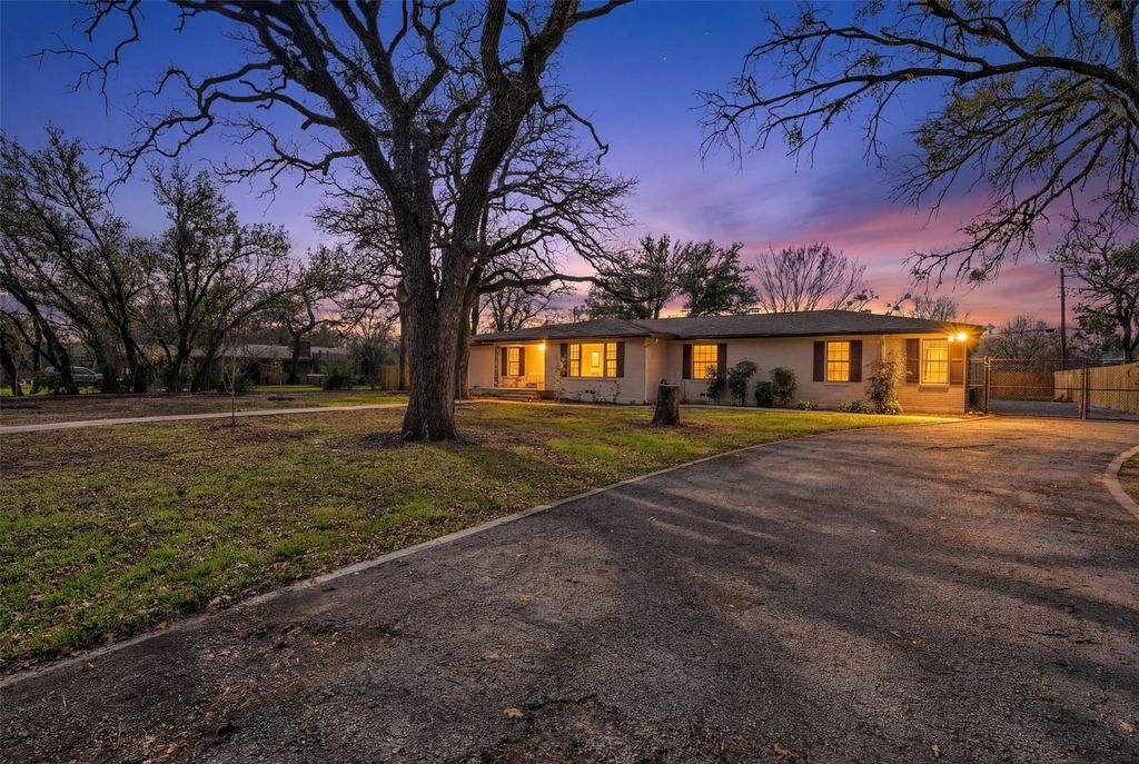 106 Lakeridge Road, Lakeside, TX 76108