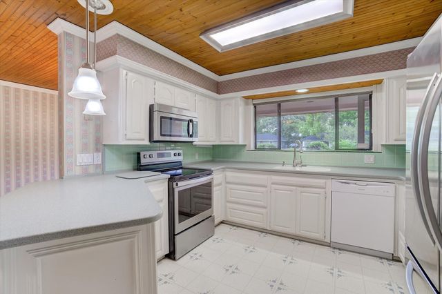 112 Persimmon Lane, Lake Jackson, TX 77566