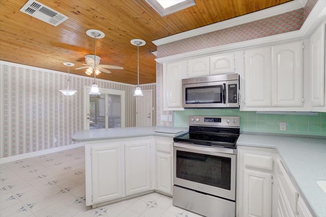 112 Persimmon Lane, Lake Jackson, TX 77566