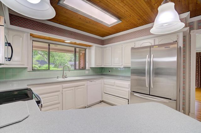 112 Persimmon Lane, Lake Jackson, TX 77566
