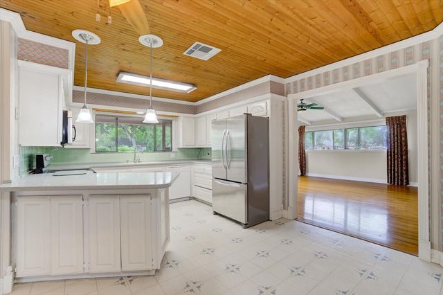 112 Persimmon Lane, Lake Jackson, TX 77566