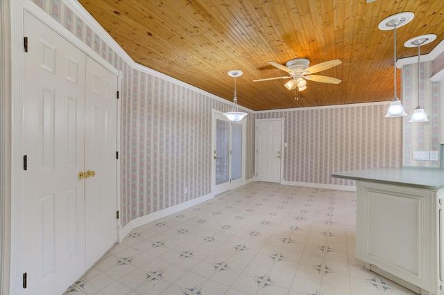 112 Persimmon Lane, Lake Jackson, TX 77566