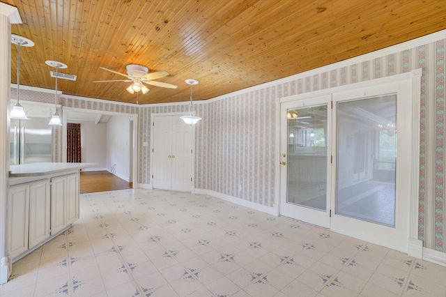 112 Persimmon Lane, Lake Jackson, TX 77566
